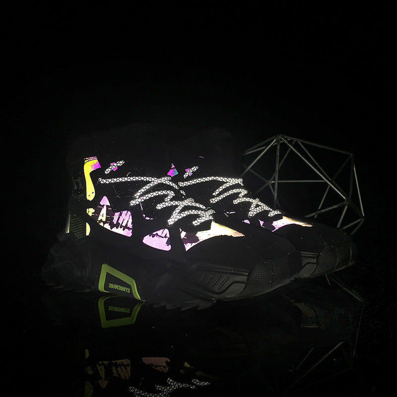Outdoor breathable reflective sneakers